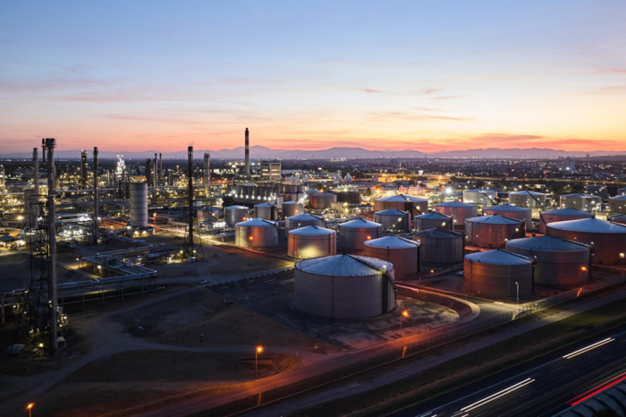 Bio-Oil Co-Processing Industrieanlage mit Tanks und Produktionsgebäuden bei Sonnenuntergang