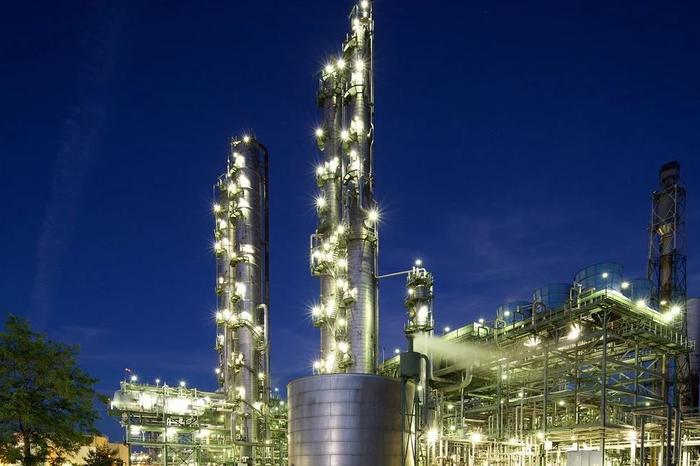 Produktionsanlage mit beleuchteten Anlagenstrukturen im Nachtbetrieb