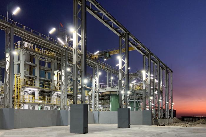 Eisen(III)-Chlorid Produktionsanlage im Außenbereich bei Abenddämmerung