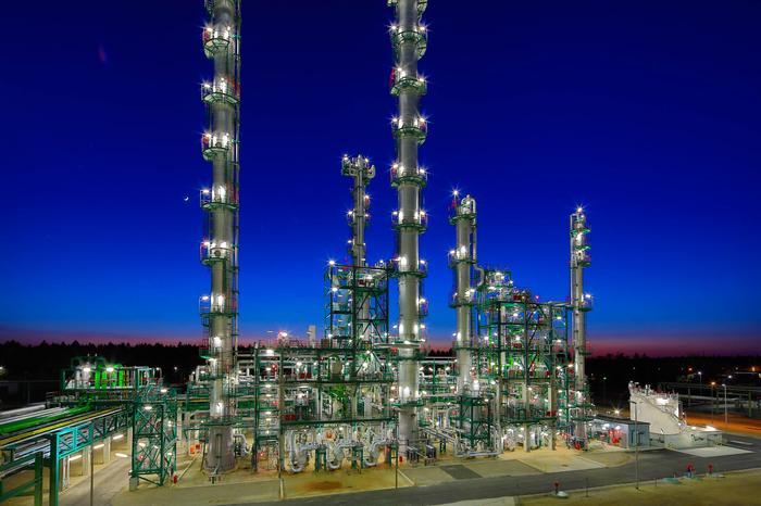 Butadienextraktionsanlage Große Industrieanlage mit beleuchteten Türmen bei Nacht